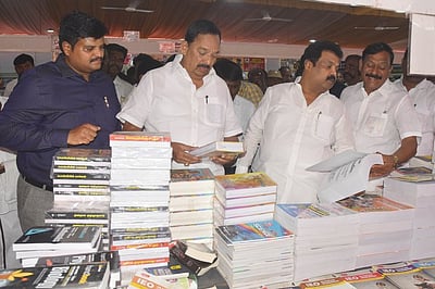 திருவள்ளூா் புத்தகத் திருவிழா: அமைச்சா் காந்தி தொடங்கி வைத்தாா்