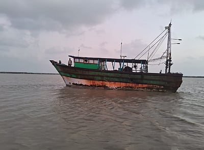 நடுக்கடலில் திடீர்குப்பம்-கீச்சாங்குப்பம் மீனவர்களிடையே மோதல்: ஒருவர் பலி