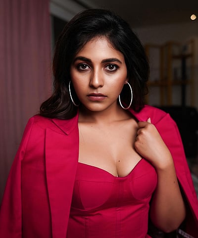 பறவையே எங்கு இருக்கிறாய்.. அஞ்சலி!