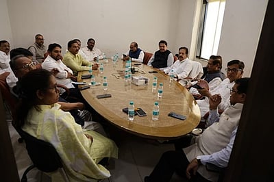 பாஜகவில் இணையும் தலைவர்கள்: காங்கிரஸ் அவசர ஆலோசனை!