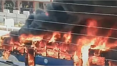 கேரளத்தில் அரசுப் பேருந்து திடீரென தீப்பிடித்ததால் பயணிகள் அதிர்ச்சி