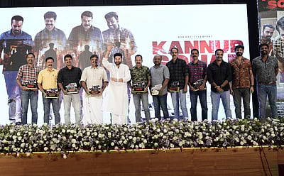 நிஜ கண்ணூர் ஸ்குவாடுடன் மம்மூட்டி!