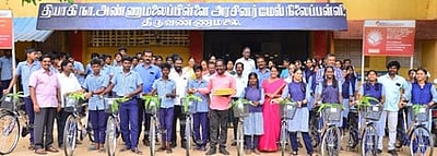 அரசுப் பள்ளி மாணவா்களுக்கு விலையில்லா சைக்கிள்