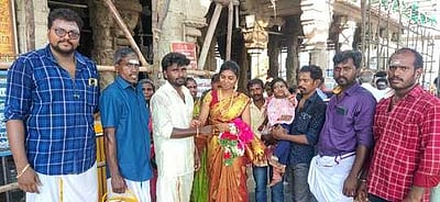 திருச்செந்தூரில் புதுமணத் தம்பதி தவறவிட்ட சங்கிலியை மீட்டு ஒப்படைத்த வியாபாரிக்கு பாராட்டு