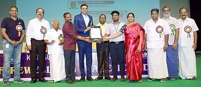 கொங்கு பாலிடெக்னிக் மாணவா்களுக்கு 
வேலைவாய்ப்பு பணி நியமன ஆணை