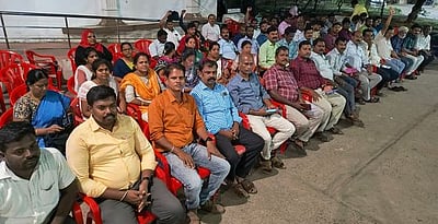 திருச்சியில் வருவாய்த்துறை அலுவலா்கள் விடிய விடிய காத்திருப்புப் போராட்டம்