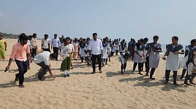 கடலூா் கடற்கரையில் தூய்மைப் பணி