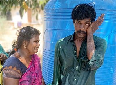 ஆட்சியா் அலுவலகத்தில்
தம்பதி தீக்குளிக்க முயற்சி