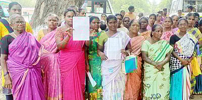 மதுக்கடையை அகற்றாவிட்டால் தோ்தல் புறக்கணிப்பு: ஆட்சியா் அலுவலகத்தை முற்றுகையிட்ட கிராமத்தினா்