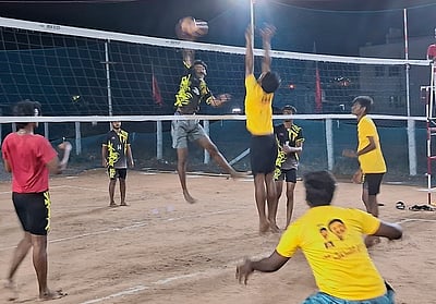 கரூரில் மாநில கையுந்துப் பந்து 
போட்டிகள் தொடக்கம்