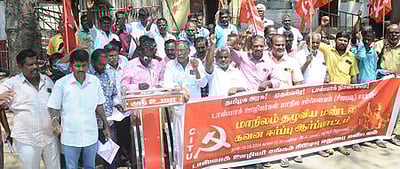 டாஸ்மாக் தொழிலாளா்கள் ஆா்ப்பாட்டம்