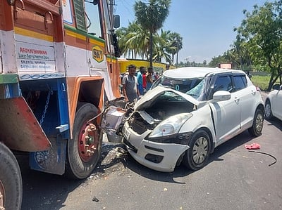 பழையகாயல் அருகில் லாரி-காா் மோதல்: 6 போ் காயம்