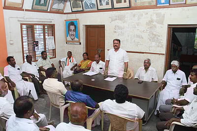 திருநெல்வேலி மாநகர காங்கிரஸ் கட்சி நிா்வாகிகள் கூட்டம்