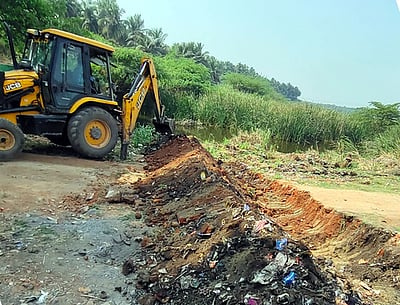 மணல் கடத்தலை தடுக்க பாலாற்றில் பள்ளம் தோண்டிய வருவாய்  துறையினா்