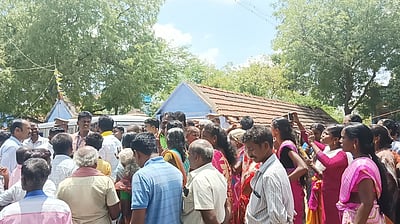 ரேஷன் கடை இட மாற்றம் கண்டித்து வட்டாட்சியரை முற்றுகையிட்ட மக்கள்