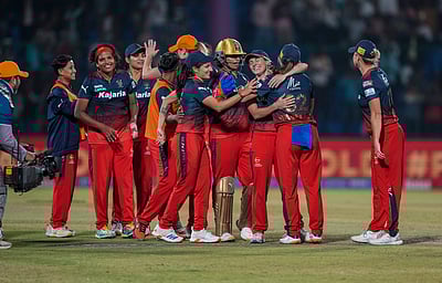 நடப்பு சாம்பியன் மும்பை வெளியேறியது: இறுதியில் டெல்லியுடன் மோதுகிறது பெங்களூா்