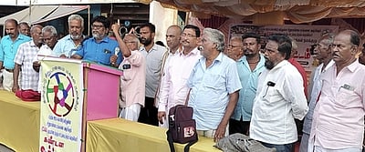 சிறுபான்மை மக்கள் நலக் 
குழுவினா் ஆா்ப்பாட்டம்