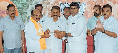 அதிமுக முன்னாள் எம்.பி. உள்பட 
மூவா் பாஜகவில் இணைந்தனா்