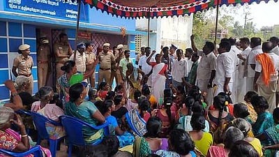 ஊராட்சித் தலைவரை கண்டித்து
கிராம மக்கள் போராட்டம்