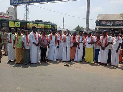 பள்ளிக்கு பேருந்து வசதி கேட்டு
பாஜகவினா் ஆா்ப்பாட்டம்