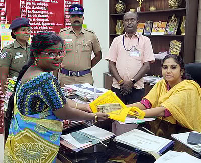 வாகன சோதனையில் ரூ. 2 லட்சம் பறிமுதல்