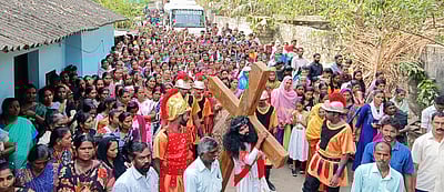 குலசேகரத்தில் சிலுவைப் பாதை பவனி