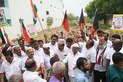 வேட்பாளா் அறிவிக்கப்படாமலே
‘கை’ சின்னத்திற்கு திமுக வாக்கு சேகரிப்பு