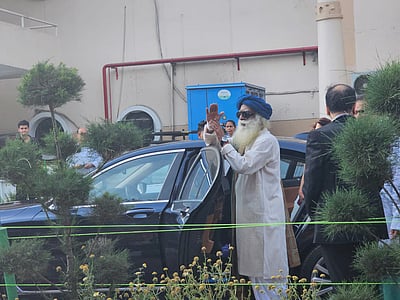 உடல்நலம் பெற்று வீடு திரும்பினார் ஜக்கி வாசுதேவ்!