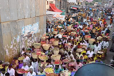 சமயபுரம் மாரியம்மன் கோயிலில் பூச்சொரிதல் விழா!