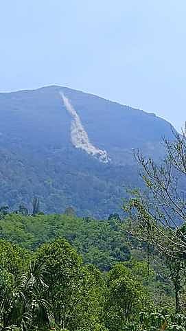 பத்துகாணி அருகே கிளாமலையில் இருந்து பெயா்ந்து விழுந்த பாறை: பழங்குடியினா் அச்சம்