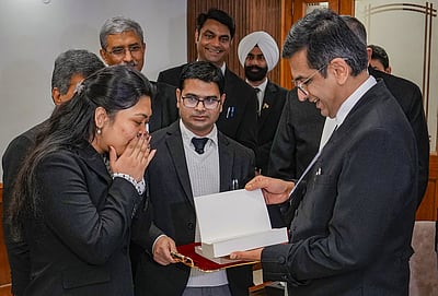 சமையல்காரர் மகளுக்கு அமெரிக்காவில் சட்ட முதுகலை படிக்க வாய்ப்பு!