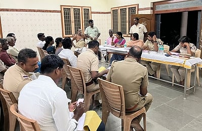 கமல திருத்தோ் வீதி உலா 
பாதுகாப்பு  பணியில் 150 போலீஸாா்