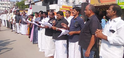 குடியாத்தத்தில் அதிமுகவினா் மனித சங்கிலி