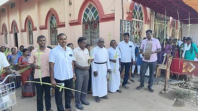 ஆலங்குளத்தில் குருத்தோலை பவனி!