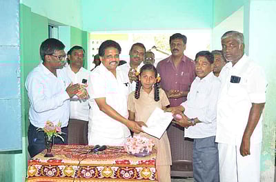 மேலூா் ஊராட்சி ஒன்றியத்தில்
நிழல் குடை கட்டடங்கள் திறப்பு