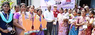 100% வாக்குப்பதிவு: விழிப்புணா்வு வாகனப் பேரணி