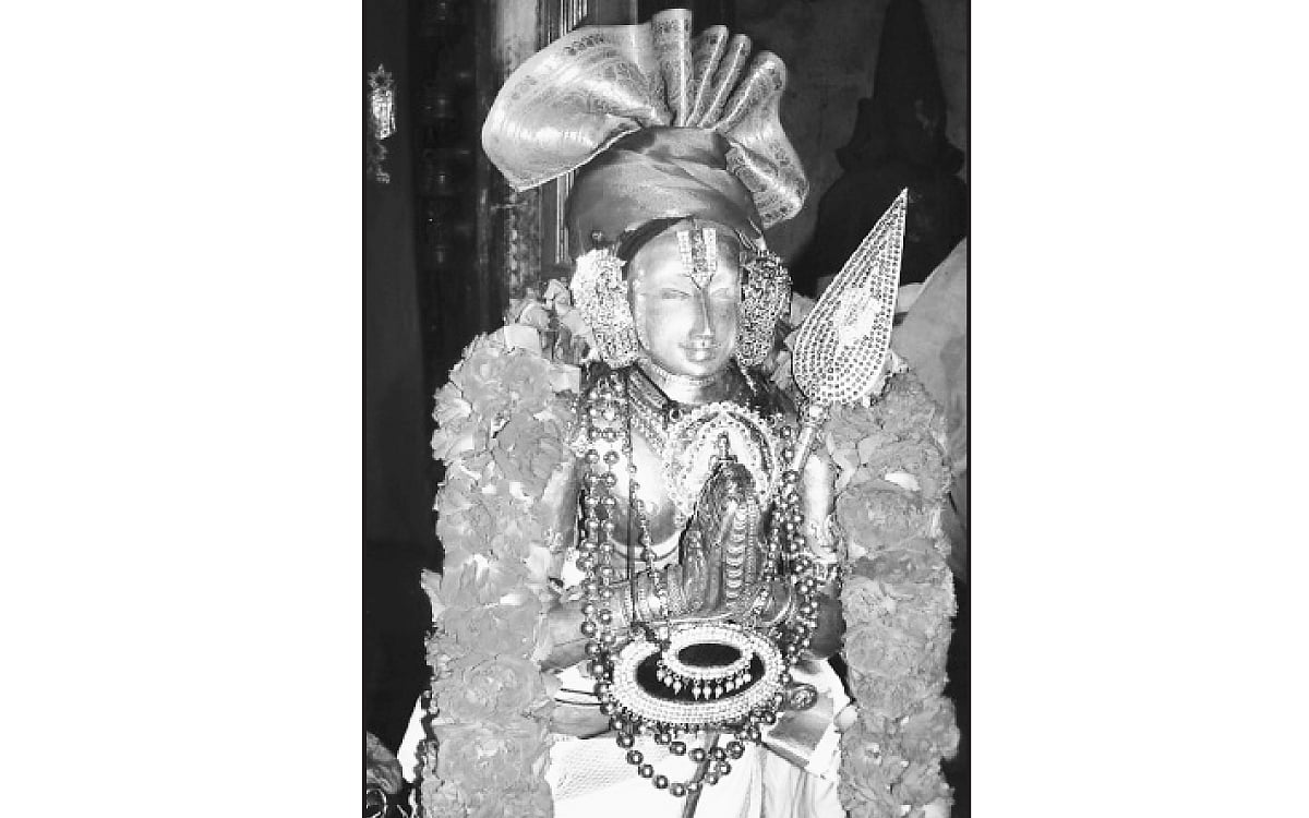 வேம்பின்புழு வேம்பன்றி உண்ணாது