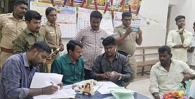 தோ்தல் பறக்கும் படை சோதனையில் ரூ.2 லட்சம் பறிமுதல்