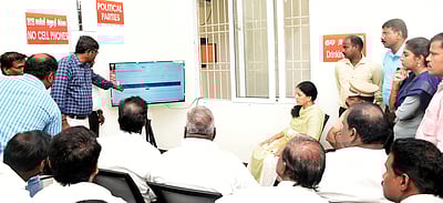 காஞ்சிபுரத்தில் வாக்குப் பதிவு இயந்திரங்கள் பிரித்து அனுப்பும் பணி