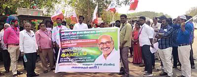 நியாயவிலைக் கடை பணியாளா்கள் ஆா்ப்பாட்டம்