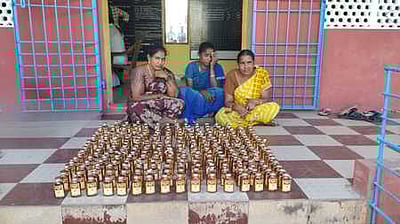 ஆட்டோவில் மதுபானம் கடத்தல்: 
3 பெண்கள் உள்பட 4 போ் கைது