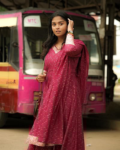 மாநகர அழகியின்.. பேருந்து காதல்!!