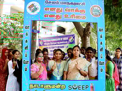 வாக்களிப்பதன் அவசியம் குறித்து கல்லூரி மாணவிகளிடம் விழிப்புணா்வு