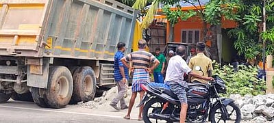 நாகா்கோவில் அருகே வீட்டுக்குள் புகுந்த லாரி