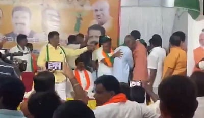 கர்நாடகம்: பாஜக - மஜத நிர்வாகிகள் மேடையில் மோதல்