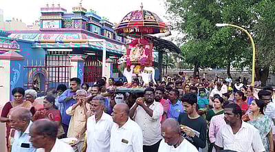 நந்தி வாகனத்தில் சிவன் - பாா்வதி உலா