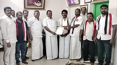 அதிமுகவில் ஐக்கியம்