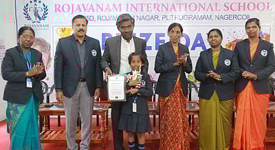 ரோஜாவனம் பள்ளி மாணவா்களுக்கு பரிசு