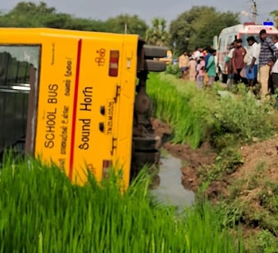 பள்ளி வேன் கவிழ்ந்து விபத்து:
20 மாணவ, மாணவிகள் காயம்