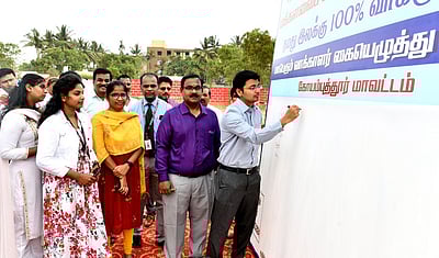 மக்களவைத் தோ்தலில் 100 சதவீத வாக்குப் பதிவு: விழிப்புணா்வு ஏற்படுத்திய கல்லூரி மாணவா்கள்